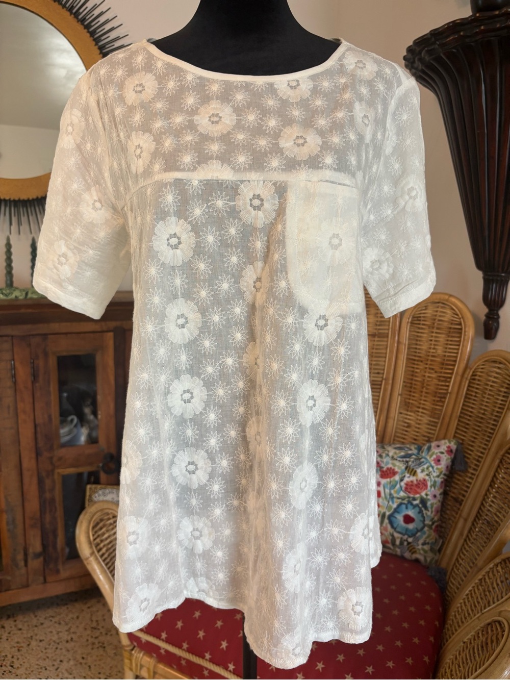 GRACILA White Floral Embroidered Short Sleeve Swing Top! Excellent condition. Md